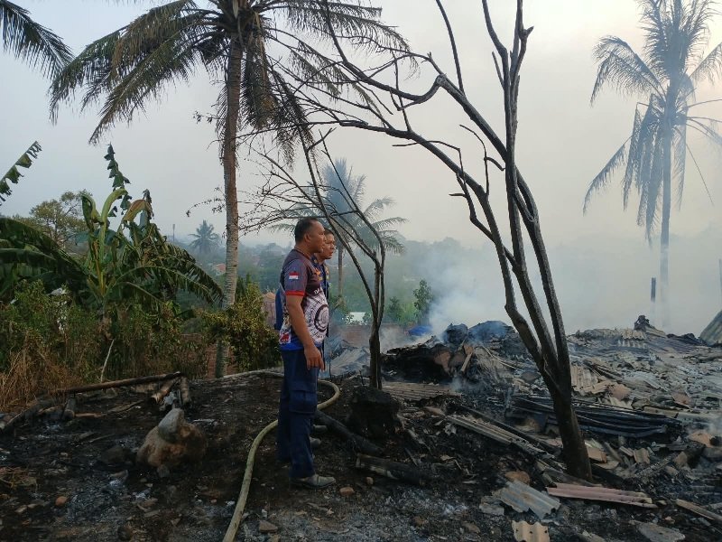 Petugas Damkar Bandar Lampung melakukan pemadaman kebakaran yang melanda sebuah meubel di Jalan Raden Imba Kusuma Ratu, Sukadana Ham, Tanjung Karang Barat. Kerugian akibat kejadian ini ditaksir mencapai Rp50 juta.