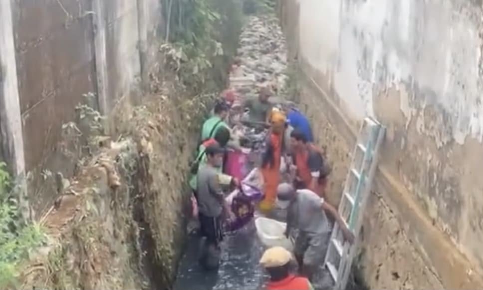 Endapan Lumpur dan Sampah Menumpuk, Tim Gabungan Bersihkan Sungai Kupang Raya