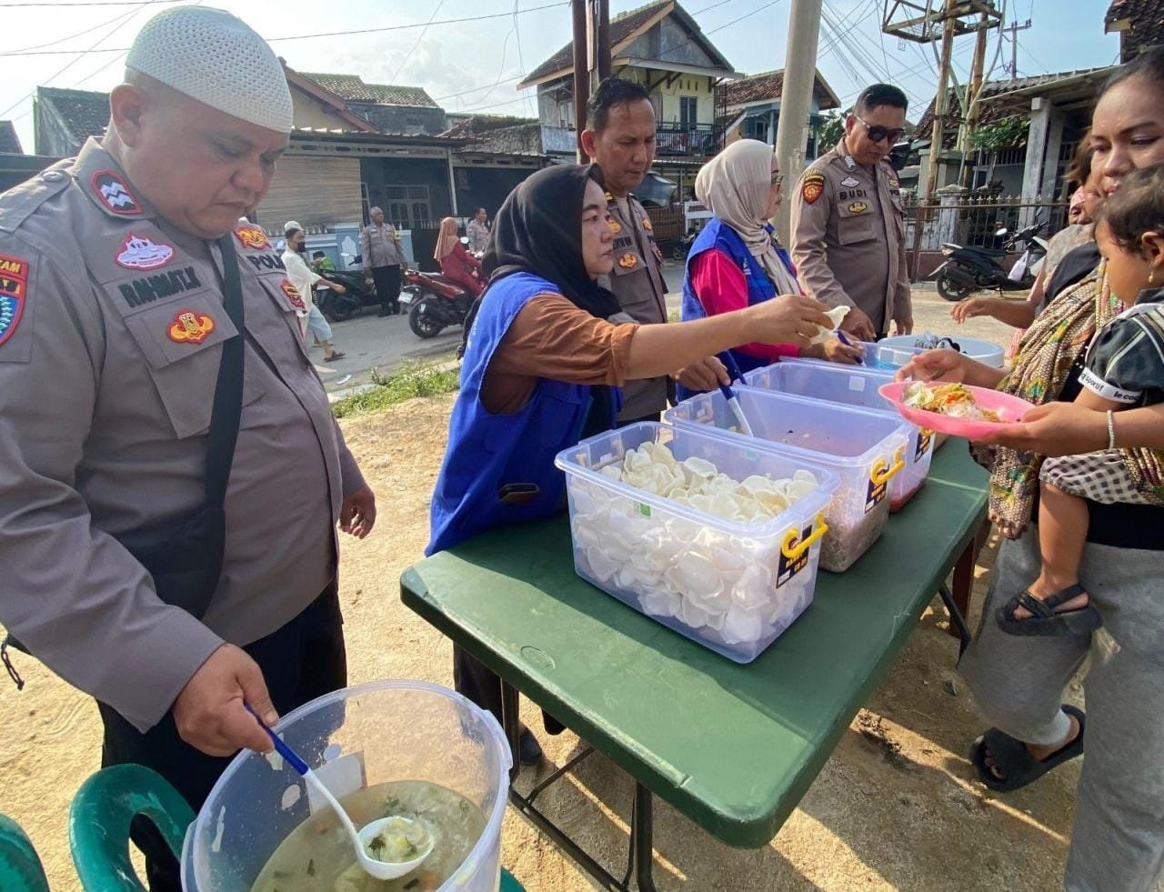 Polsek Teluk Betung Timur Bagikan Santap Siang Gratis Lewat Program Jumat Berkah