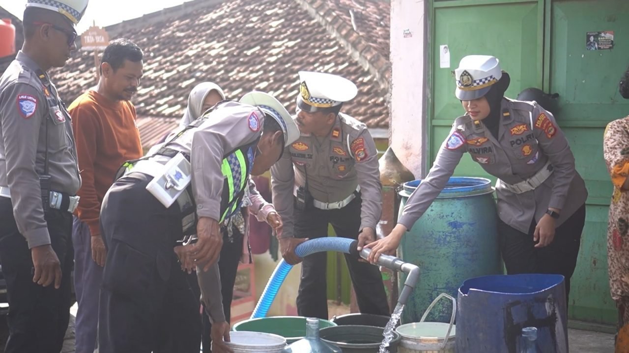 Polresta Bandar Lampung Salurkan 5.000 Liter Air Bersih untuk Warga Kaliawi Terdampak Kemarau