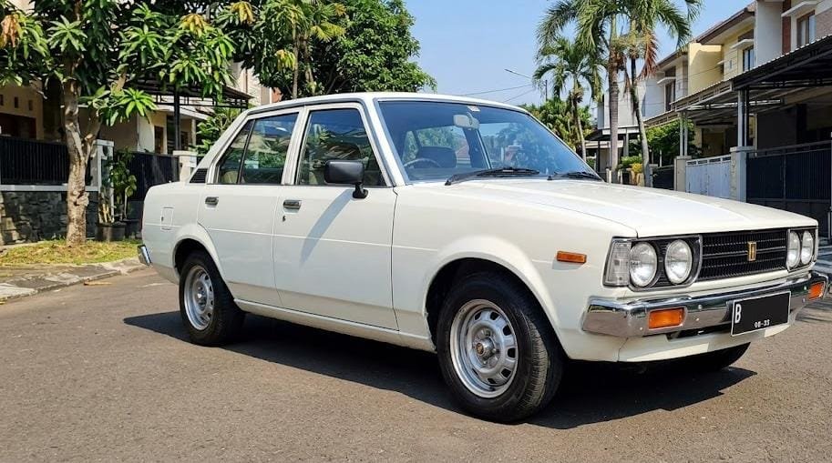Toyota Corolla DX KE70, Sedan RWD Legendaris yang Masih Jadi Incaran Kolektor