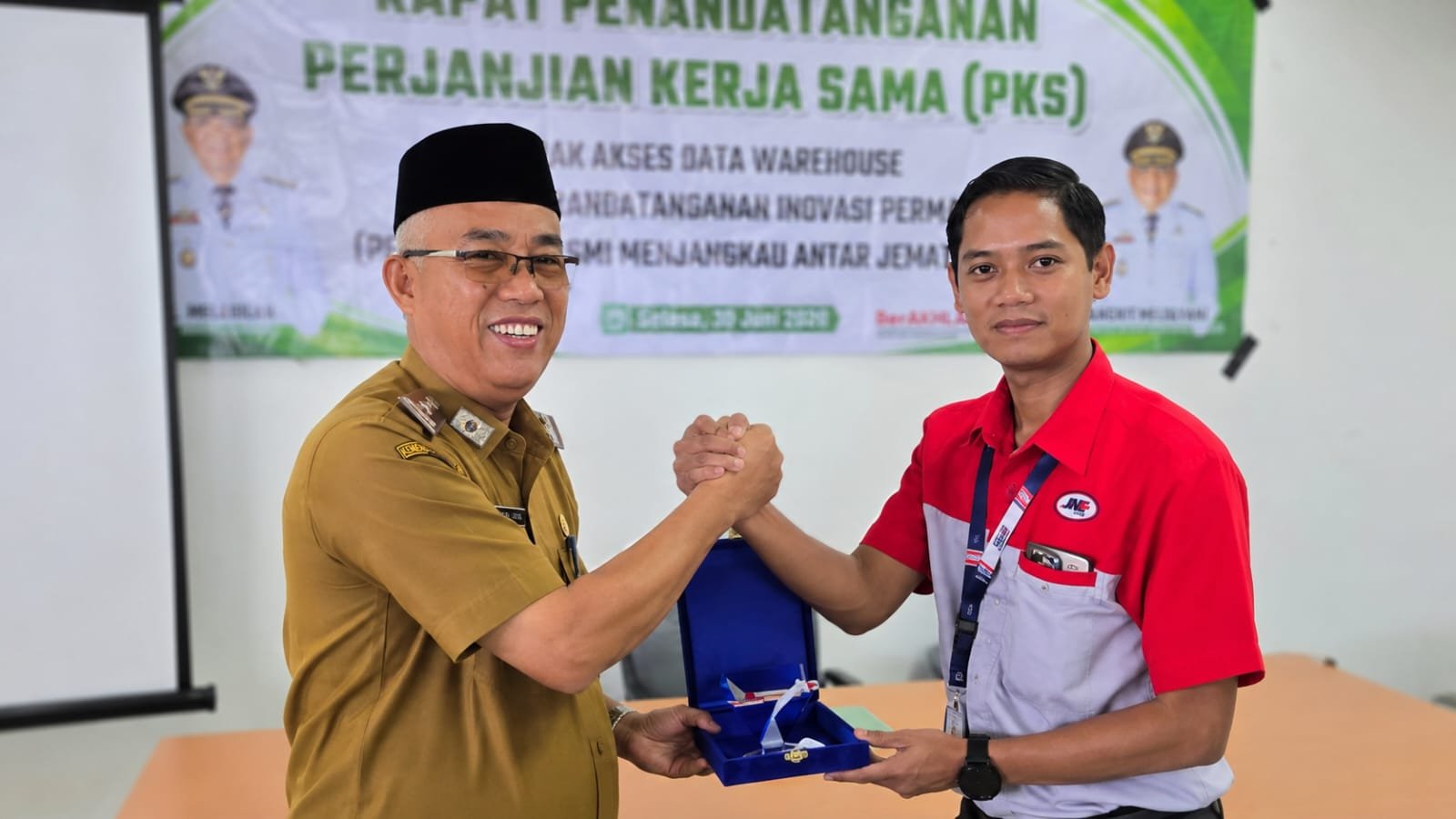 JNE Lampung dan Pemkab Pesisir Barat Hadirkan PERMATA, Dokumen Adminduk Diantar ke Rumah