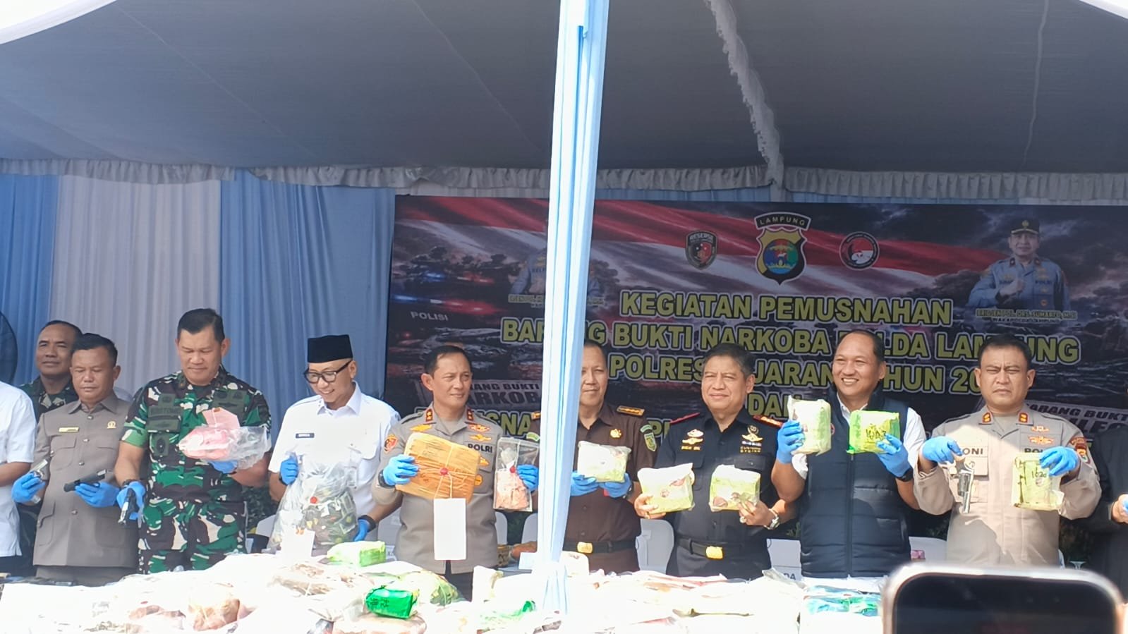 Polda Lampung Musnahkan Ratusan Kilogram Narkoba dan 166 Senjata Api Rakitan