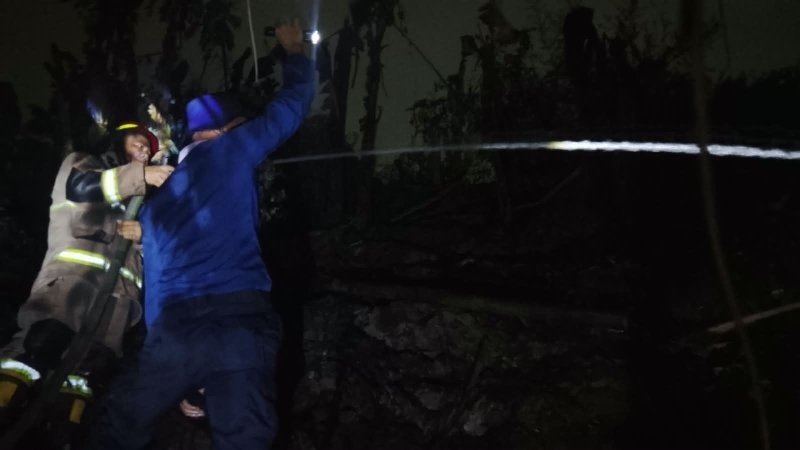 Kebakaran Tumpukan Sampah di Panjang Bandar Lampung, Damkar Padamkan Api dalam 64 Menit