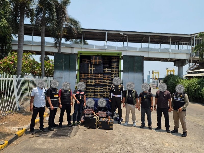 Bea Cukai dan TNI-Polri Gagalkan Peredaran 10 Juta Batang Rokok Ilegal di Bakauheni