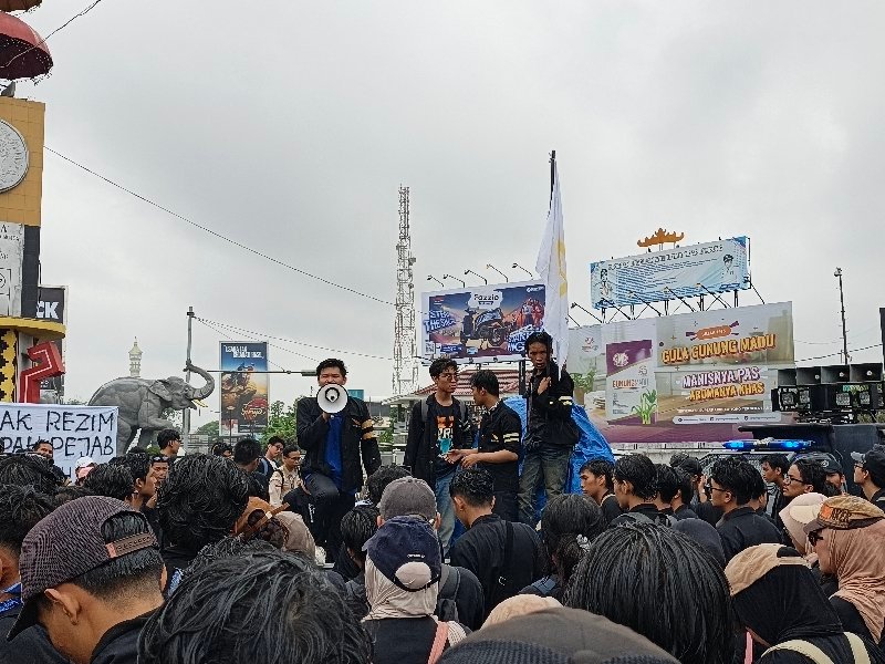Bawa Lima Tuntutan ke Tugu Adipura, Mahasiswa KMITERA Kritik Pemerintah Lewat Spanduk