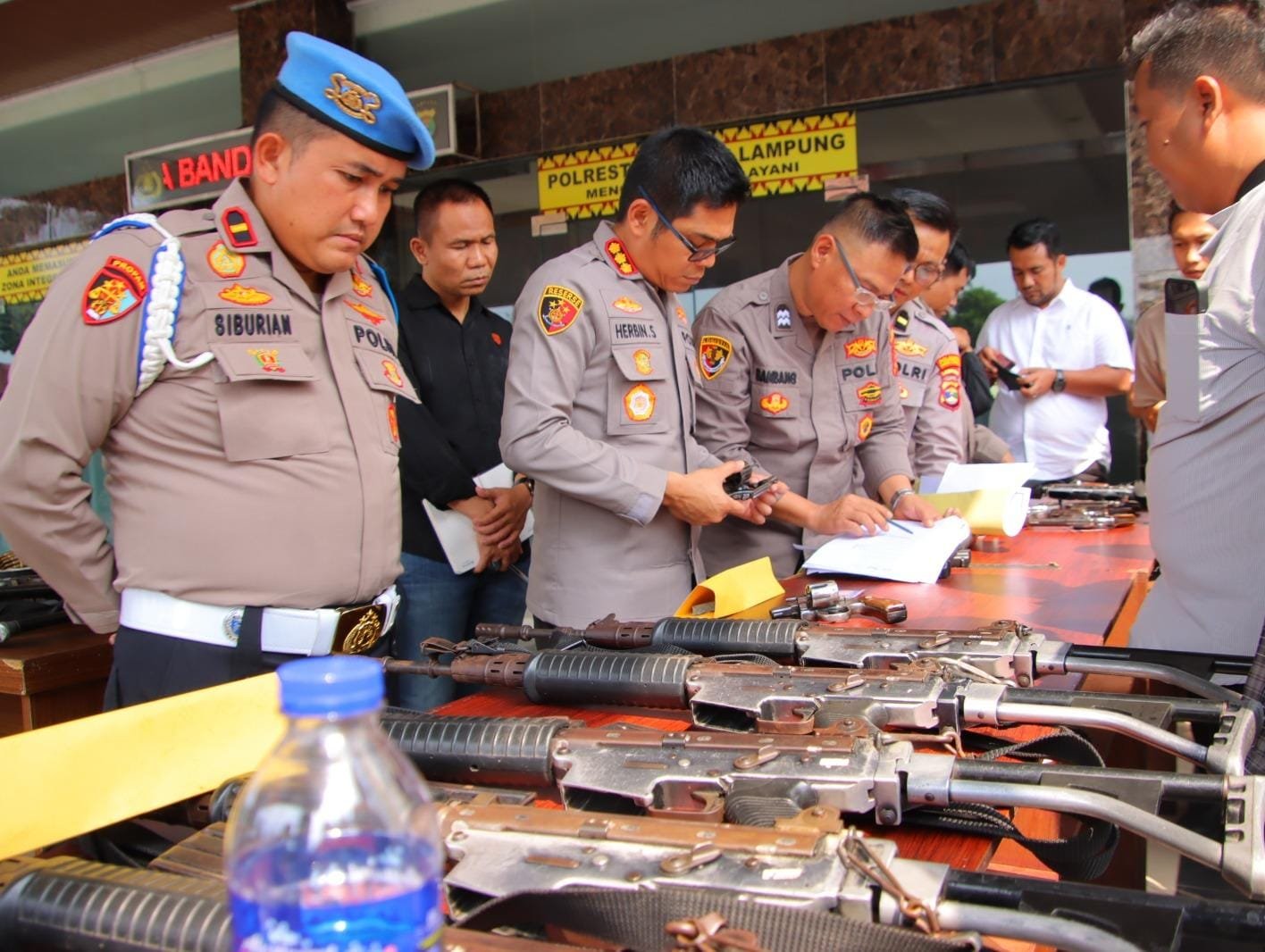 Kapolresta Bandar Lampung Periksa Senjata Api Dinas Personel, Pastikan Penggunaan Sesuai SOP
