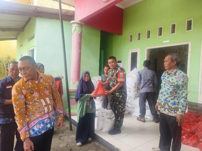 Babinsa Kampung Baru Kawal Penyaluran Bantuan Beras untuk Warga Kecamatan Labuhan Ratu