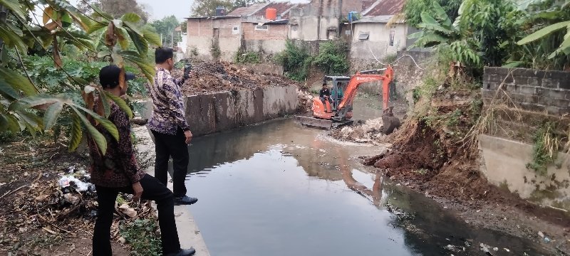 Antisipasi Banjir, Satgas Gabungan Bersihkan dan Keruk Sungai Way Awi serta Way Balau