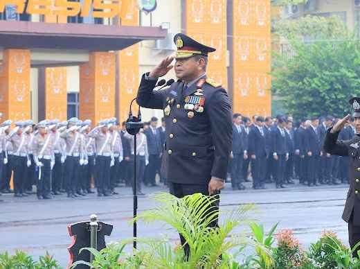 Hujan Deras Tak Goyahkan Barisan Personel Polda Lampung Saat Upacara HUT RI ke-81