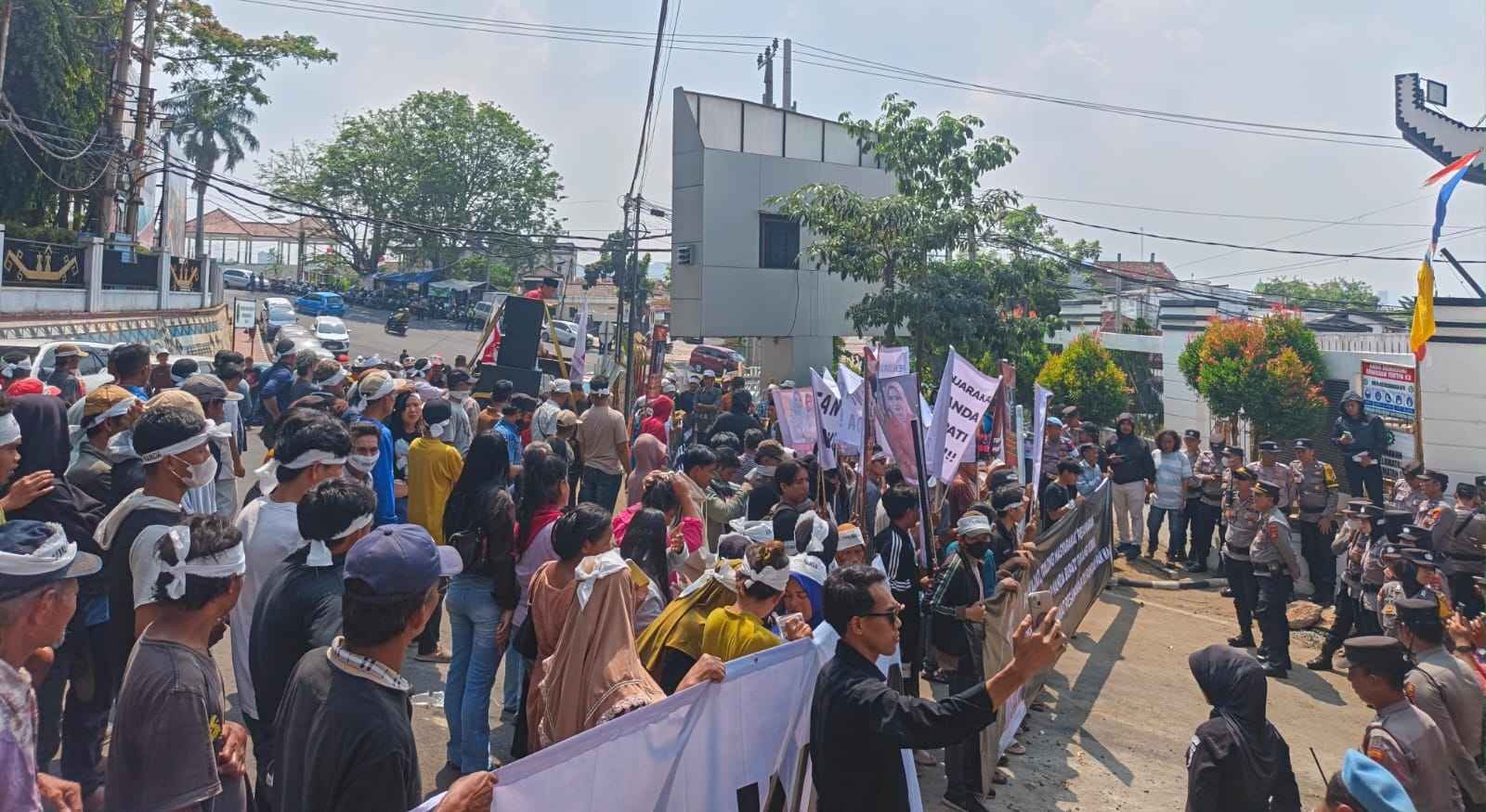 Ratusan Massa Geruduk Kejati, Minta Usut Dugaan TPPU Bupati Pesawaran