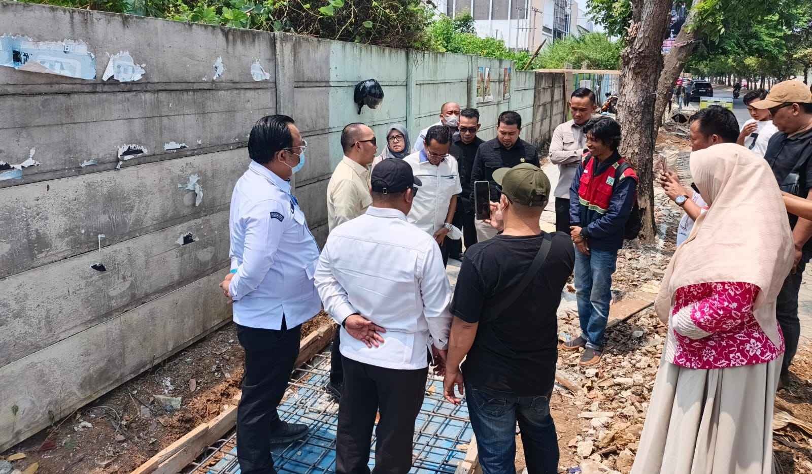 DPRD Sidak Trotoar Sultan Agung, Temukan Penggunaan Kayu Balok Bekas
