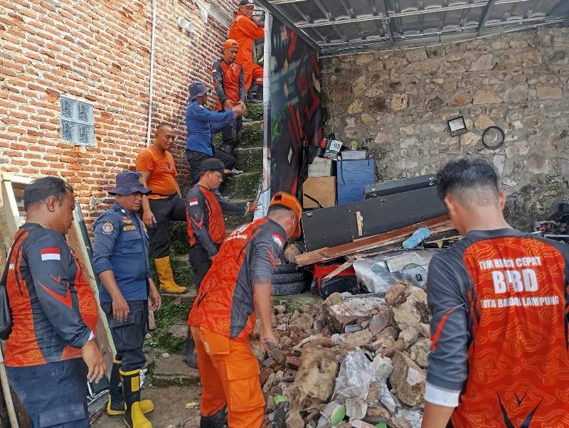 Tembok Roboh, Tiga Rumah Rusak Berat di Bumi Waras