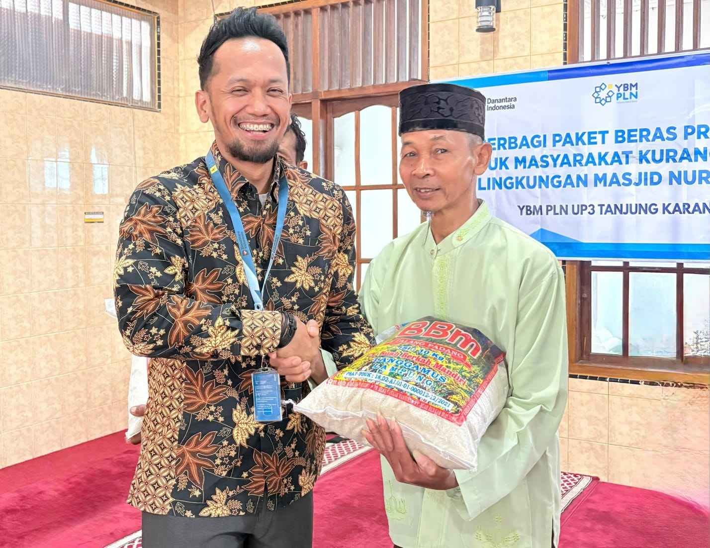 YBM PLN UP3 Tanjung Karang Salurkan Beras Premium untuk Warga Prasejahtera Beringin Raya