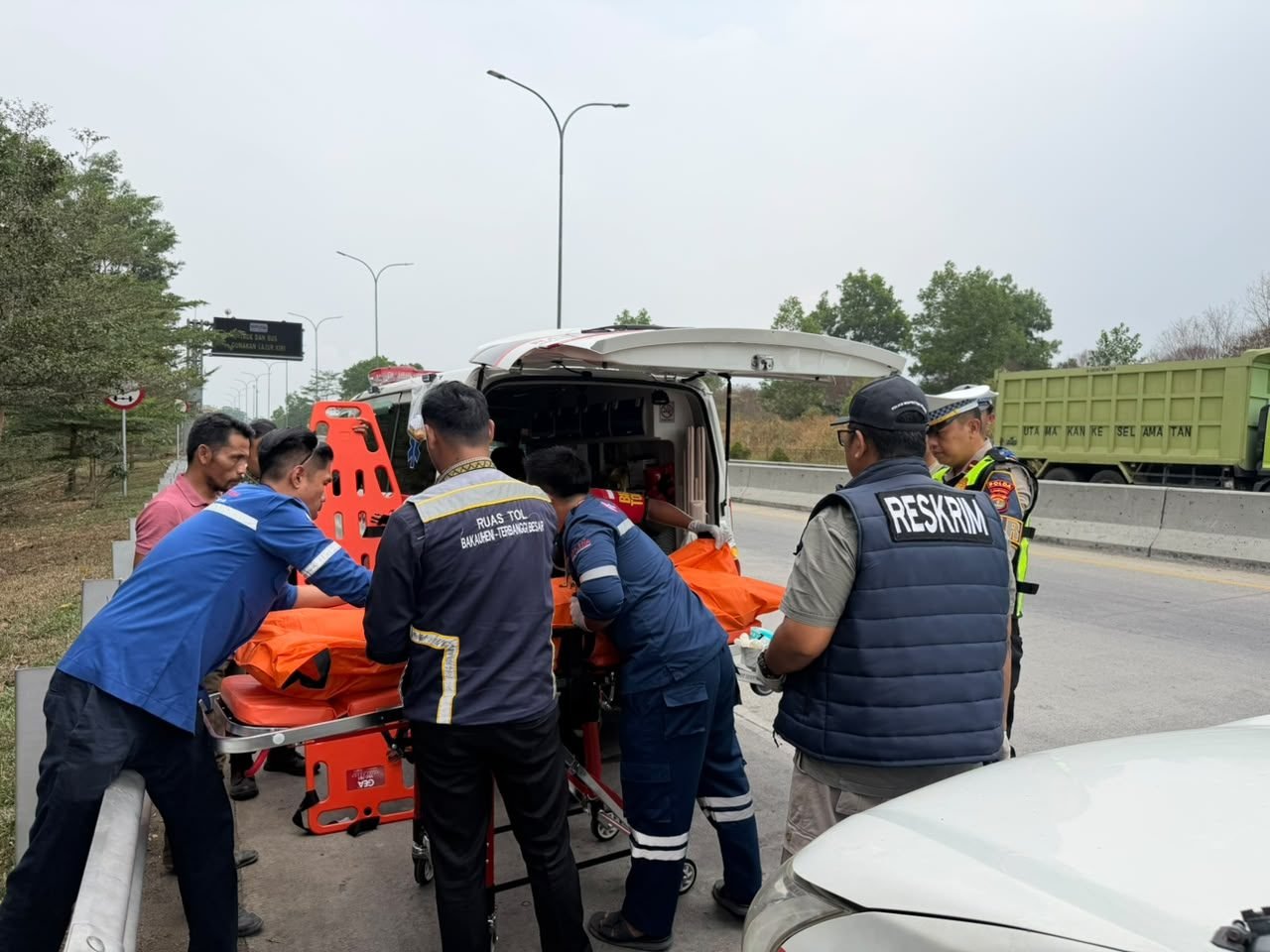 Pria 57 Tahun Ditemukan Meninggal di Pinggir Tol Kawasan Kota Baru