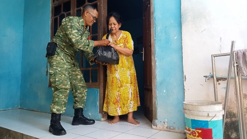 Babinsa Kecamatan Enggal Hadir untuk Warga, Bakti Sosial Humanis Sentuh Hati Masyarakat