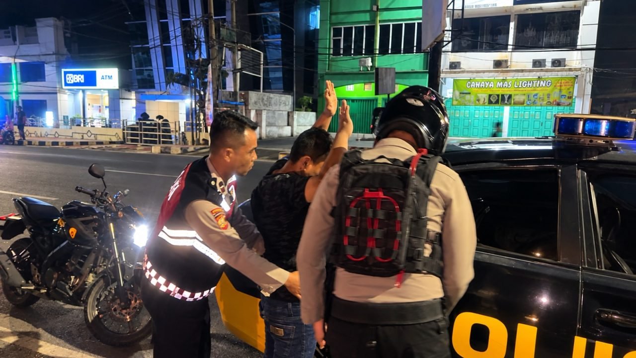 Bawa Keris dan Rencong, Pria Diamankan Polisi di Depan Bank BRI Bandar Lampung