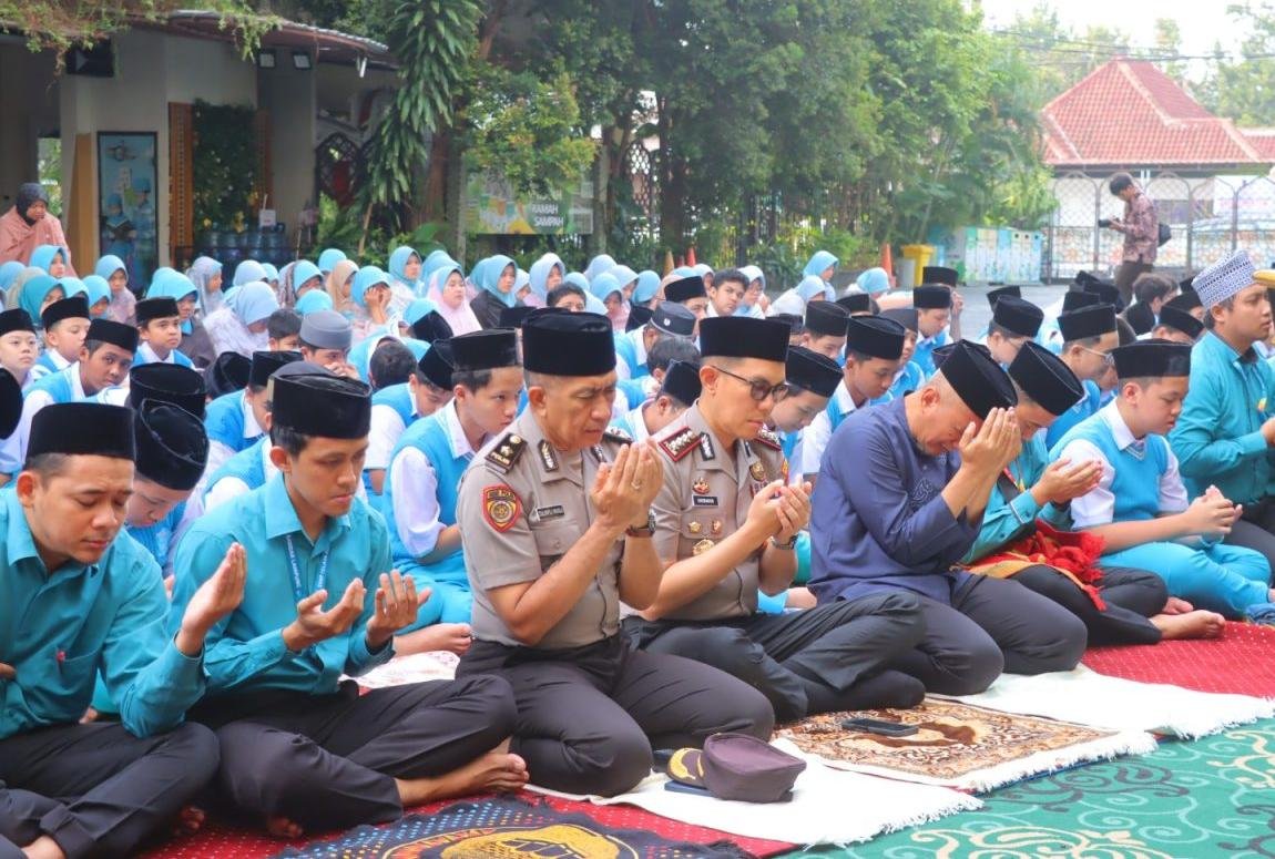 Salat Istisqa di Az Zahra, Kapolresta Bandar Lampung Ajak Siswa Perkuat Akhlak
