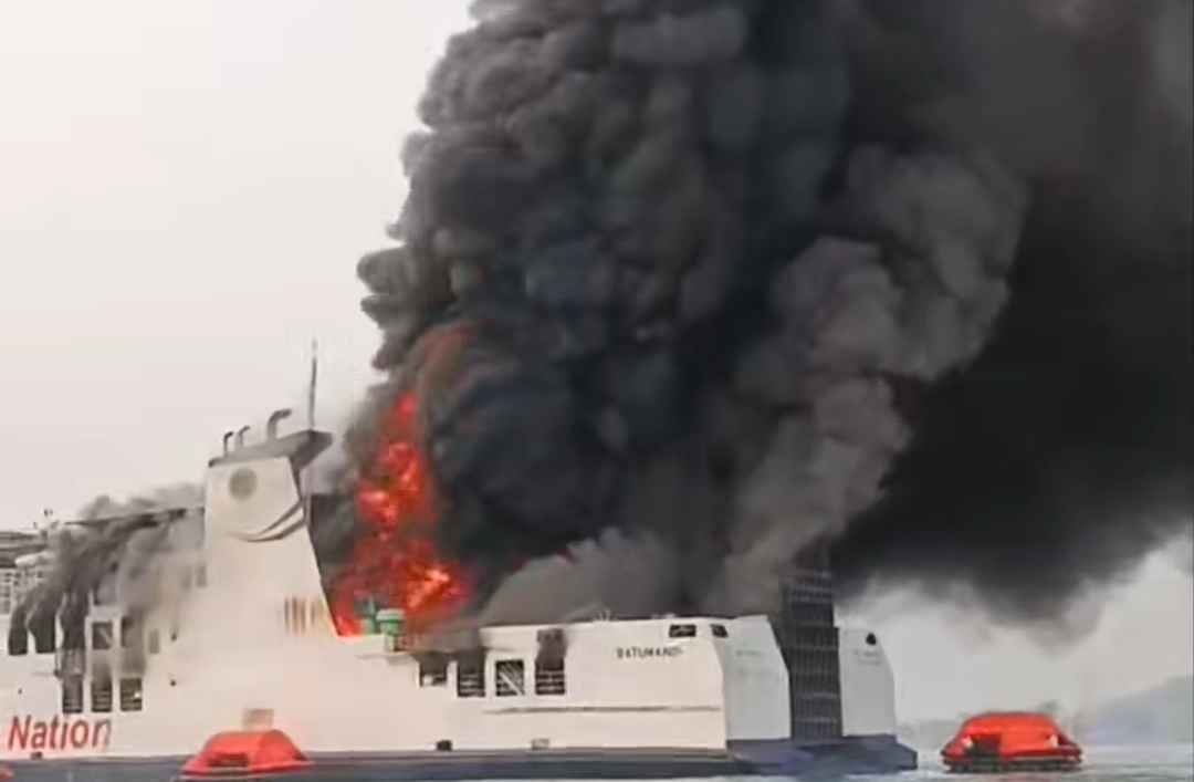 KMP Batumandi Terbakar di Perairan Merak, Seluruh Penumpang Dievakuasi