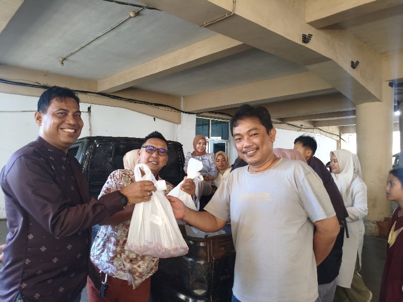 Forwako Bandar Lampung Bagikan Daging Kurban dari Wali Kota untuk Pererat Kebersamaan