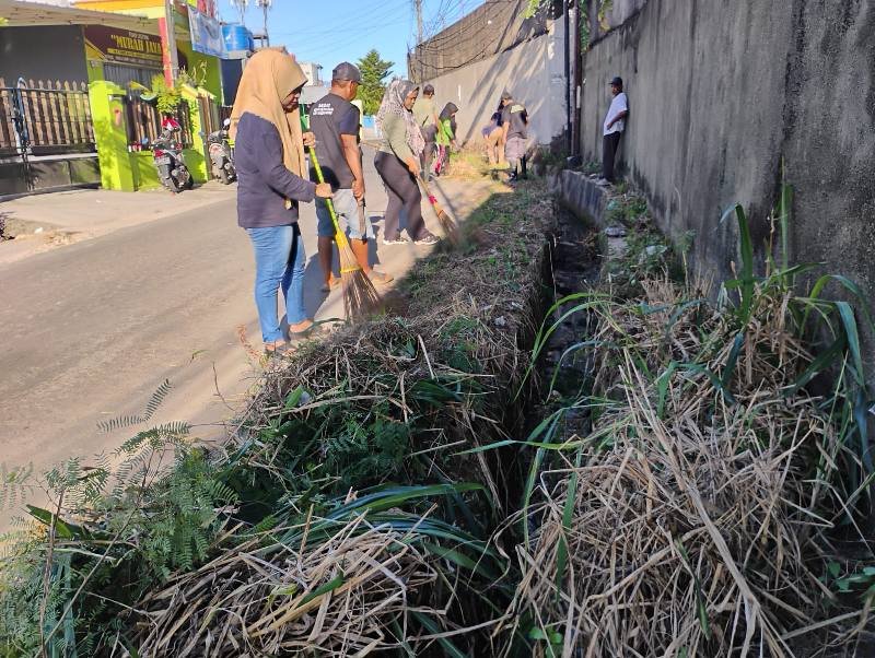 Babinsa Jagabaya III Pimpin Jumat Bersih, Semangat Gotong Royong Warga Kian Menguat