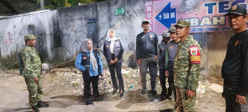 Babinsa dan Warga Pasir Gintung Gelar Patroli Siskamling Antisipasi Tawuran dan Curanmor