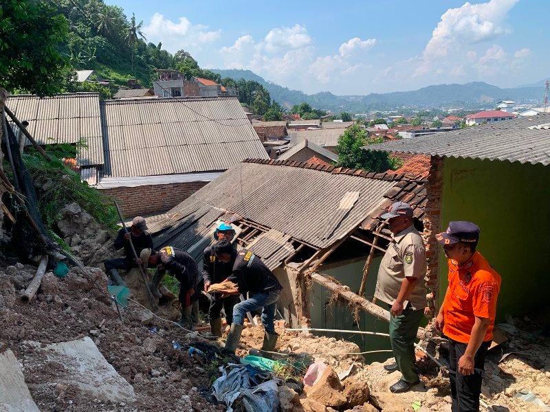 Empat Rumah Rusak Berat Akibat Longsor di Bumi Waras Bandar Lampung