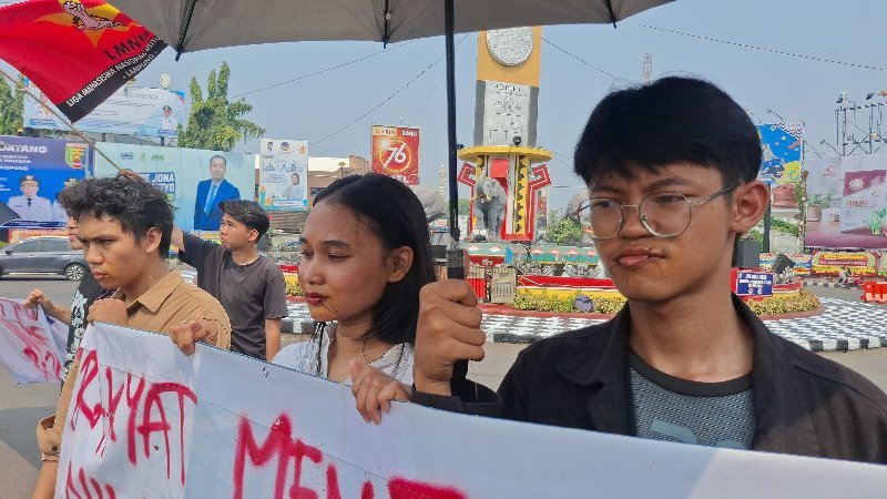 Mahasiswa LMND Gelar Aksi Jahit Mulut Saat Kunjungan Prabowo ke Lampung