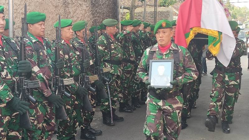 Serka Zuliman Dimakamkan Secara Militer, Kodim 0410 Bandar Lampung Berikan Penghormatan Terakhir