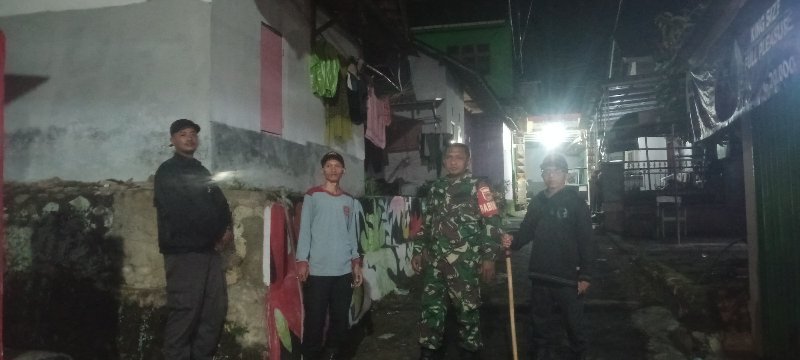 Babinsa dan Linmas Gelar Patroli Siskamling, Jaga Keamanan Warga Kaliawi Persada