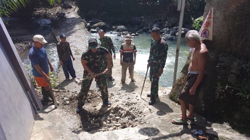 Babinsa dan Warga Percepat Pembangunan Jembatan Perintis Garuda di Way Betung