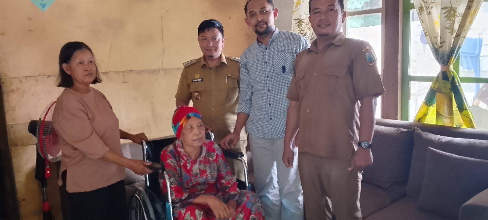 Penyerahan bantuan kursi roda dari KSP UPK DAPM Cipta Mandiri Kecamatan Jatiagung kepada warga Desa Margodadi yang didampingi Camat Jatiagung dan pemerintah desa . Bantuan ini diharapkan dapat membantu mobilitas penyandang disabilitas dan meringankan
