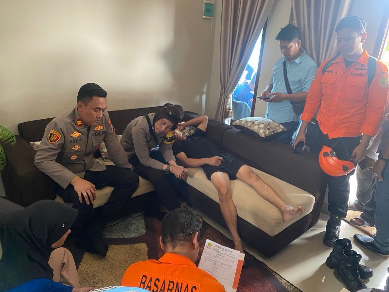 Diancam Cerai Istri, Pria 25 Tahun Nekat Naik Tower di Bandar Lampung
