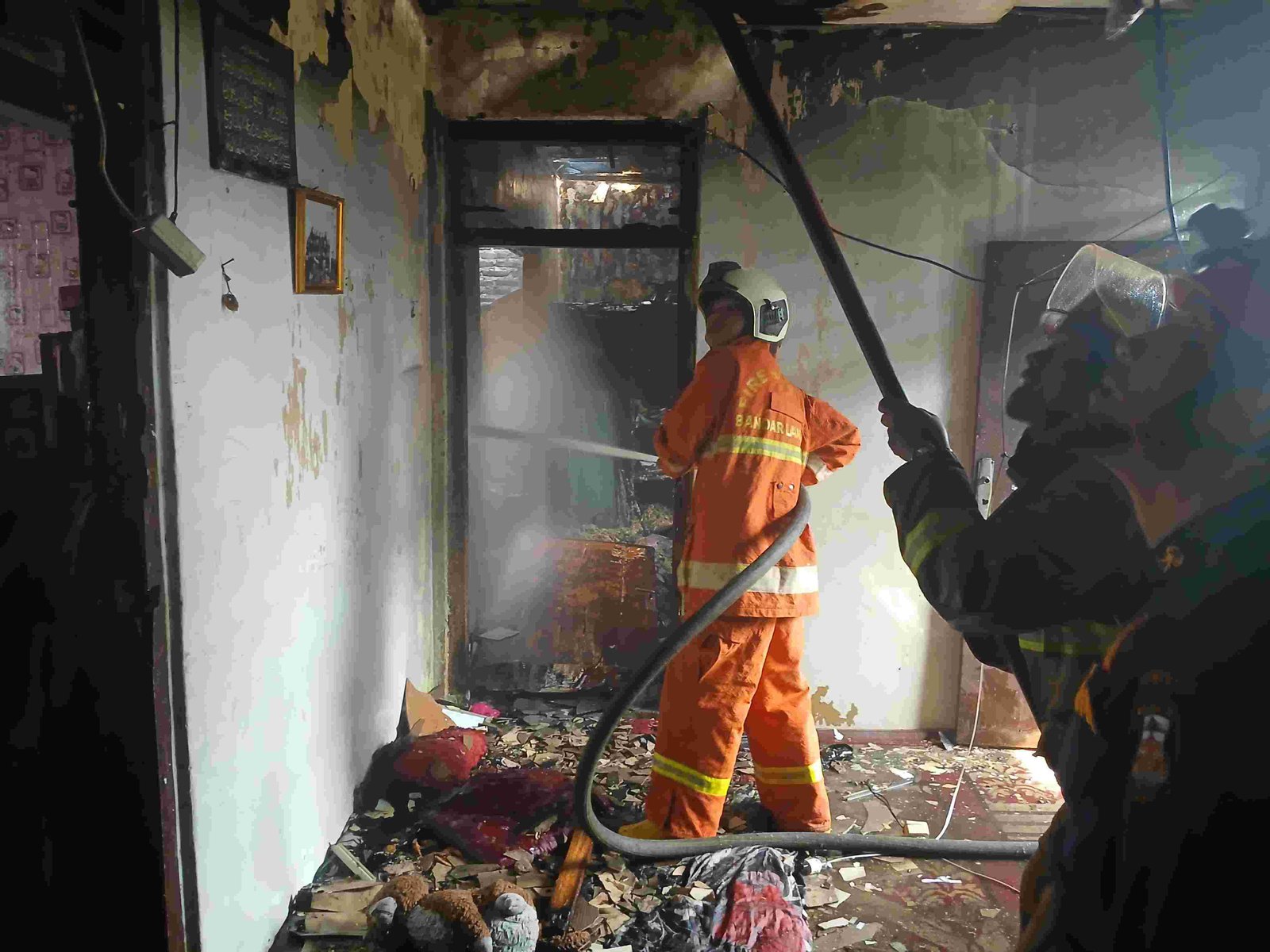 Kebakaran Rumah Tiga Lantai di Kedaton Diduga Berawal dari Pembakaran Sampah, Kerugian Capai Rp 50 Juta