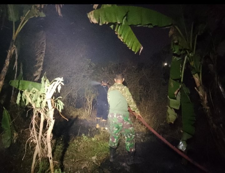 Respons Cepat Babinsa Koramil 0421-09, Kebakaran Lahan di Tol KM 71 B Berhasil Dipadamkan