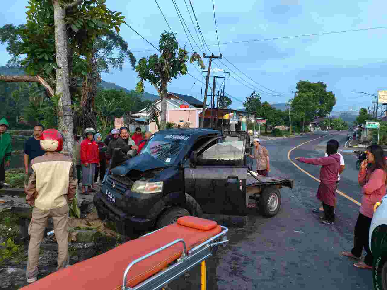 Diduga Mengantuk, Mobil APV Tabrak Pohon di Balik Bukit, Sopir Meninggal