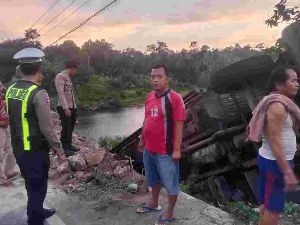 Truk Muatan Kaca Terguling di Tikungan Way Bambang Pesisir Barat