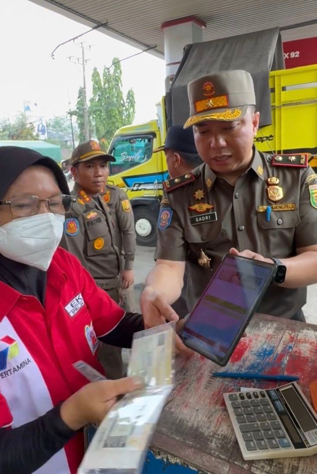Antrian Solar Subsidi Jadi Sorotan, Satpol PP Lampung Terjunkan 74 Personel di 37 SPBU Bandar Lampung