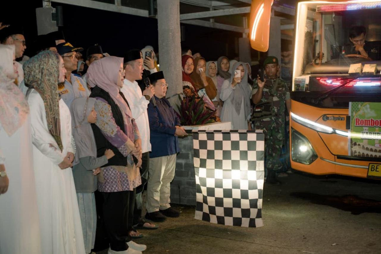 Suasana Haru Iringi Keberangkatan 76 Jamaah Haji Asal Pesisir Barat