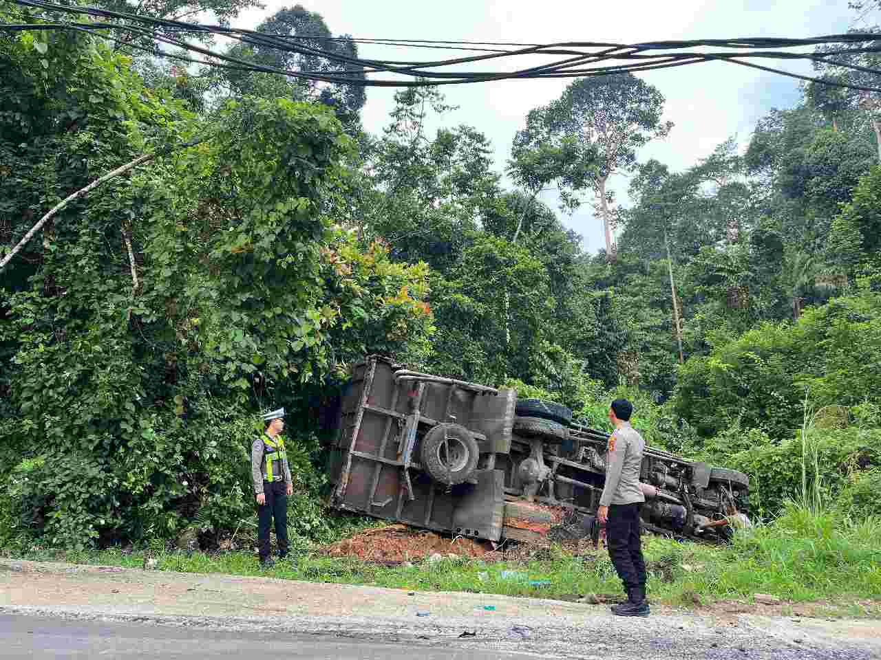 Diduga Rem Blong, Truk Muatan Pupuk Terguling ke Jurang di TNBBS