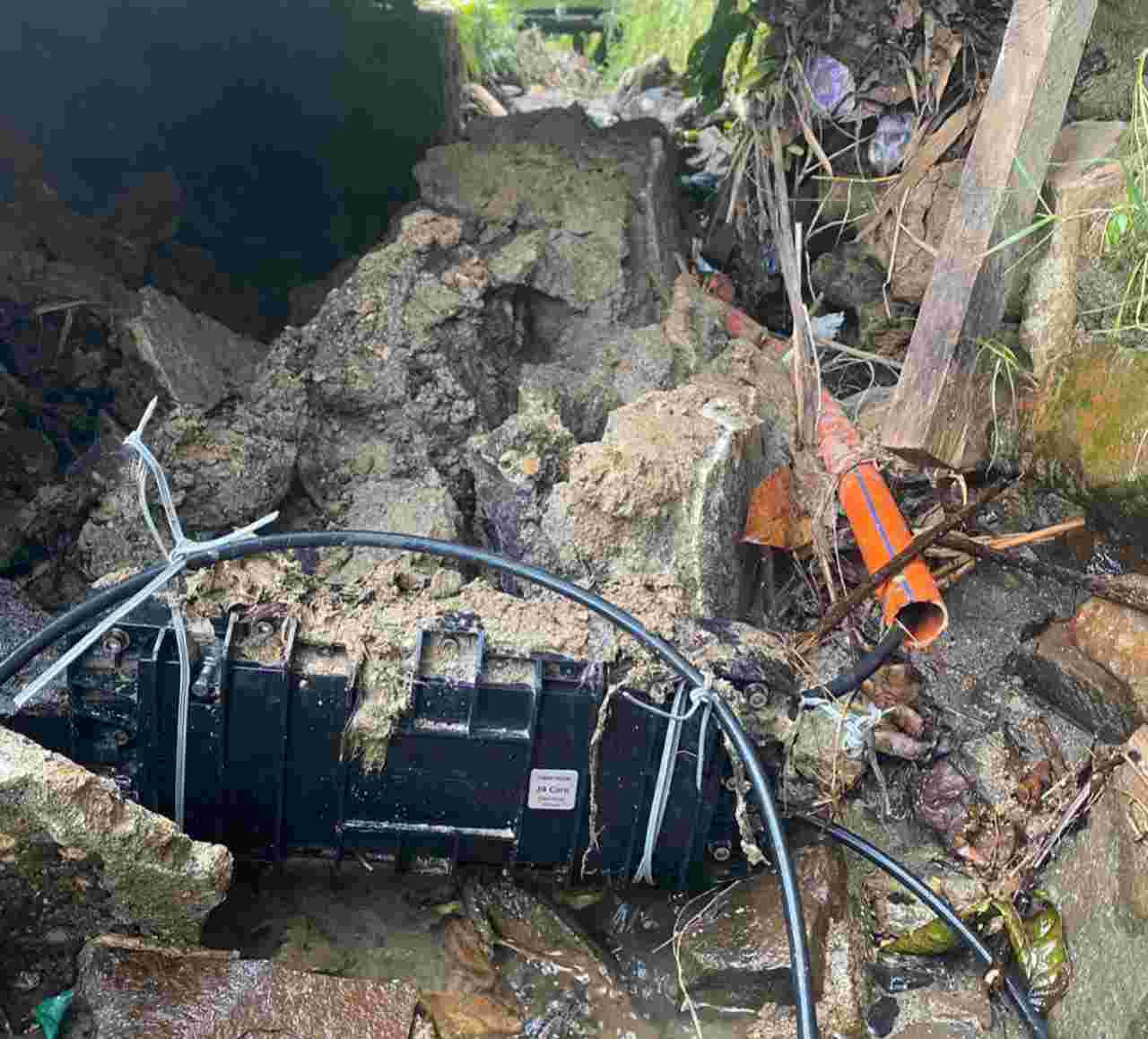 Drainase Tersumbat Kabel Optik, Talud Rumah Warga Buay Nyerupa Rusak Dihantam Banjir