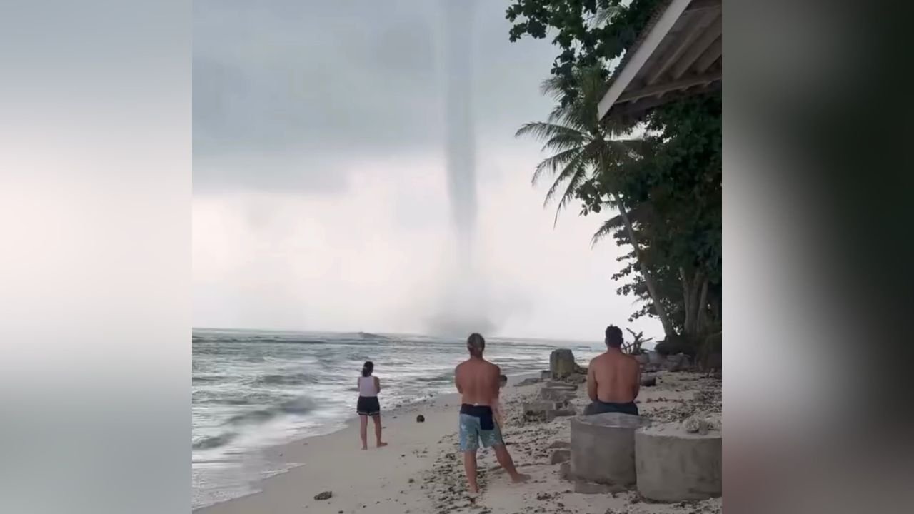 Fenomena Waterspout Muncul di Perairan Tanjung Setia, Warga Diminta Waspada
