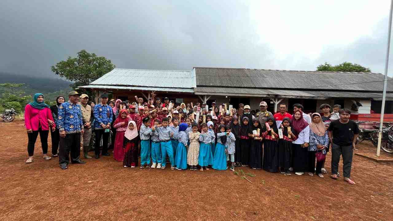 Camat Batu Ketulis Haru Lihat Semangat Anak-anak di Wilayah Terpencil