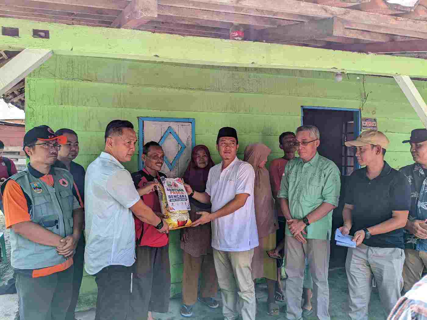Bupati Dedi Irawan Tinjau Lokasi Banjir Way Tuwok, Salurkan Bantuan untuk Warga
