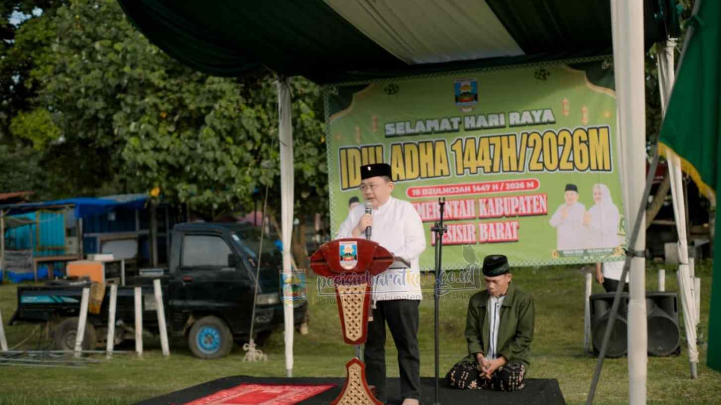 Wabup Pesbar Salat Idul Adha Bersama Warga di Labuhan Jukung