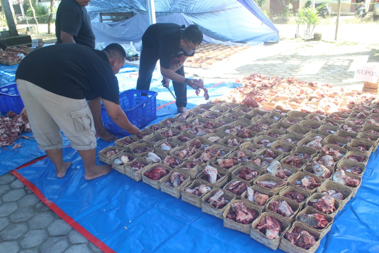 Masjid Al-Hidayah Salurkan 236 Paket Daging Qurban Ramah Lingkungan
