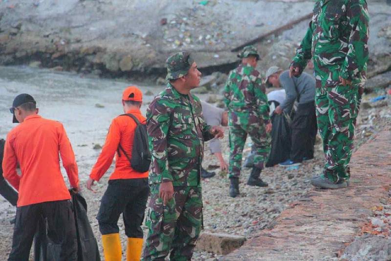 Kodim 0410/KBL Bersama Pemkot dan Warga Gelar Gerakan Radin Inten Asri Bersihkan Pantai Tiska