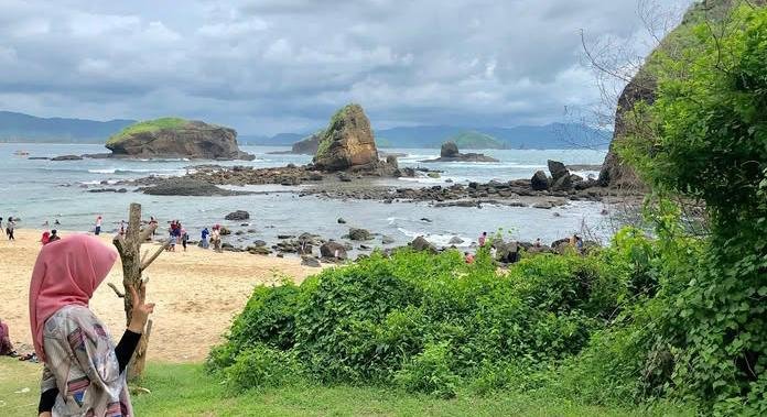 Menjelajahi Keindahan Pantai-Pantai Eksotis di Kabupaten Jember