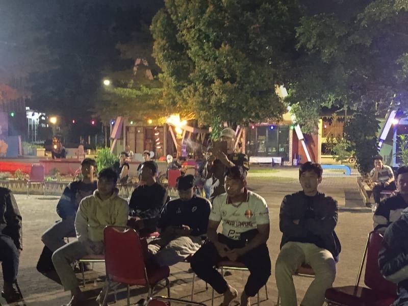 Babinsa Kodim 0410/KBL Gelar Nobar Piala Dunia 2026 Bersama Warga di Bandar Lampung
