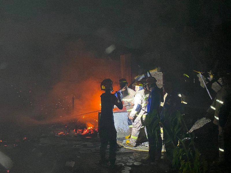 Rumah Semi Permanen di Rajabasa Bandar Lampung Ludes Terbakar, Diduga Akibat Korsleting Listrik